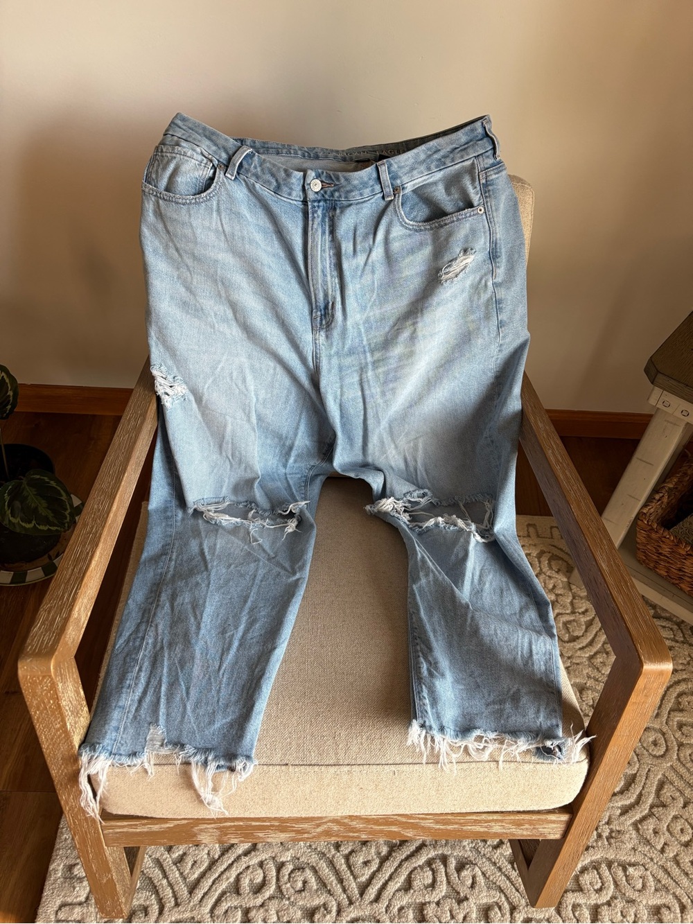 American eagle Light Blue Distressed Ripped Jeans.  Curvy mom jeans  18 short.